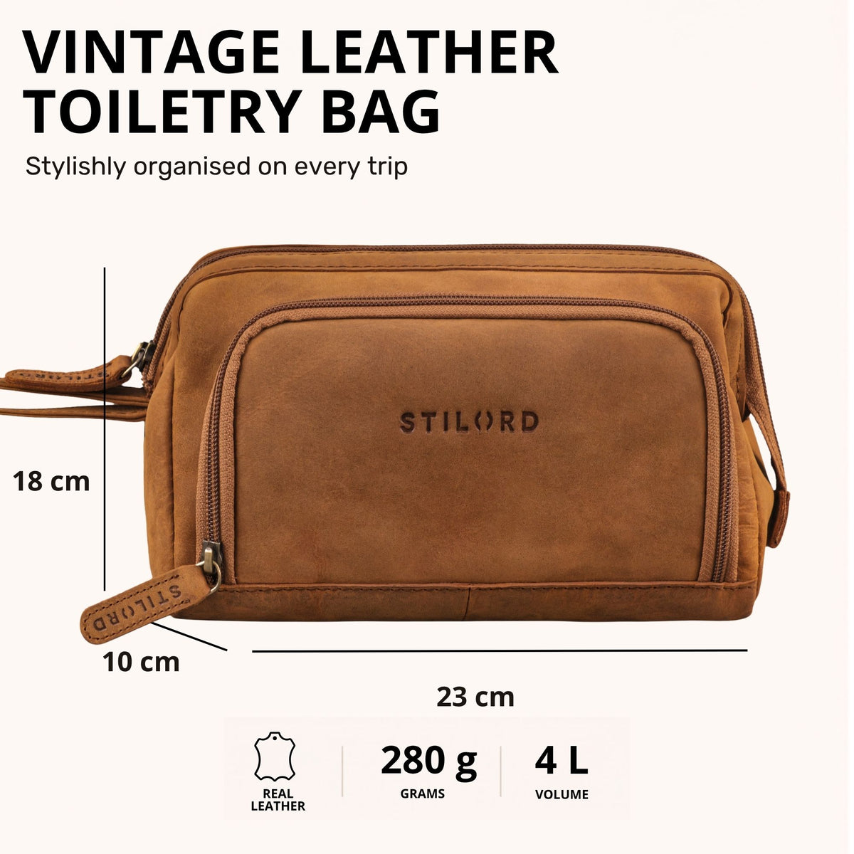 Necessaire em couro cor tan vista frontal com gravação STILORD e medidas 23 x 10 x 18 cm