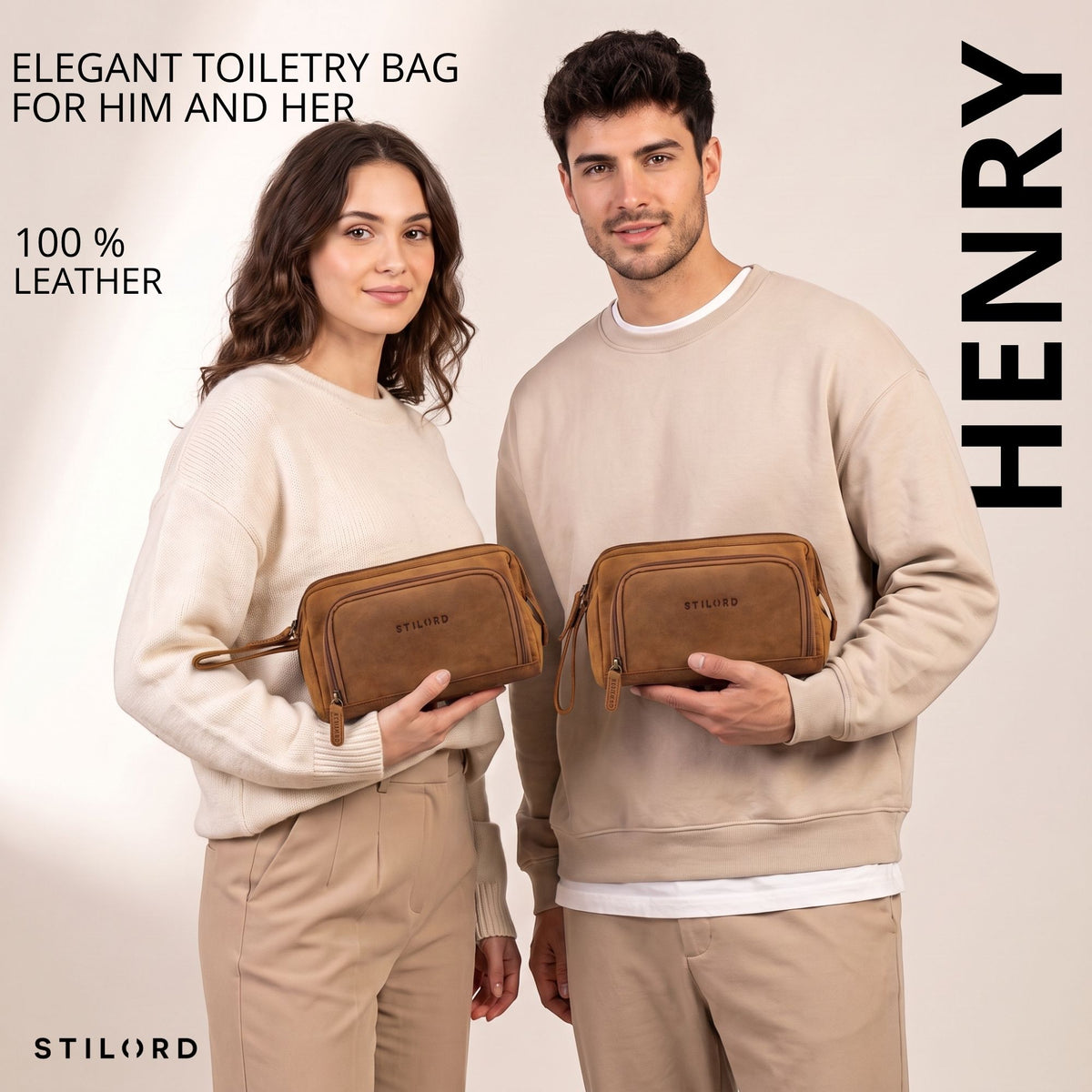 Dois modelos seguram necessaire Henry em couro tan, vista frontal com alça de pulso e gravação STILORD visível