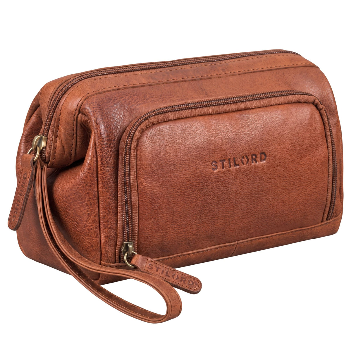 Necessaire em couro maraska castanho, vista 3/4 frontal, logo STILORD em relevo, alça de pulso, fechos de correr