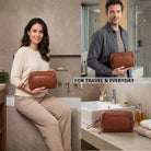 Necessaire castanha em couro (maraska) com fecho e alça de pulso, exibida por modelos e colocada na pia