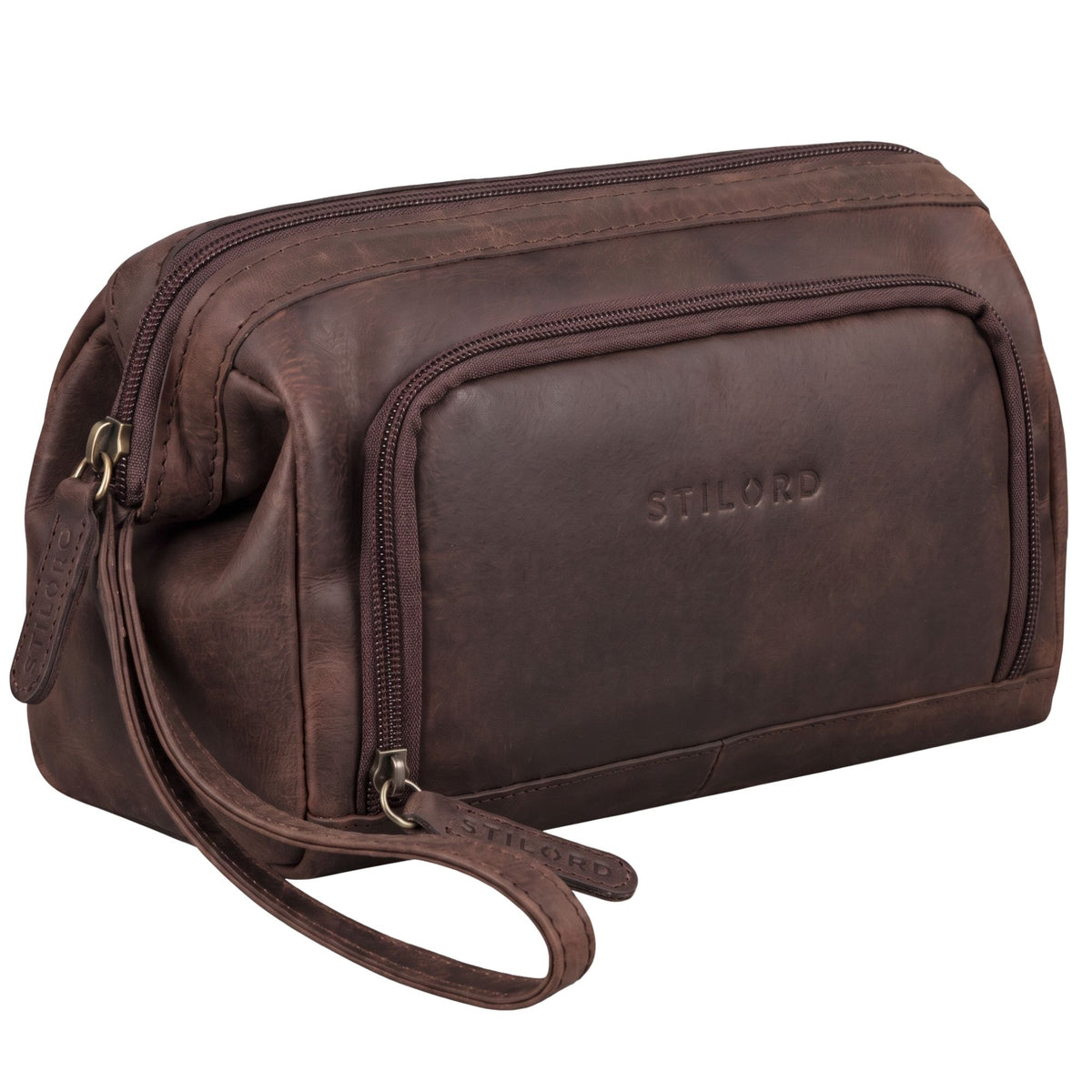 Necessaire de couro castanho Henry com logo STILORD em relevo, bolso frontal e alça de pulso, vista angular