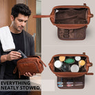 Necessaire de couro marrom maraska aberto com compartimentos internos visíveis; foto lifestyle com homem no banheiro.