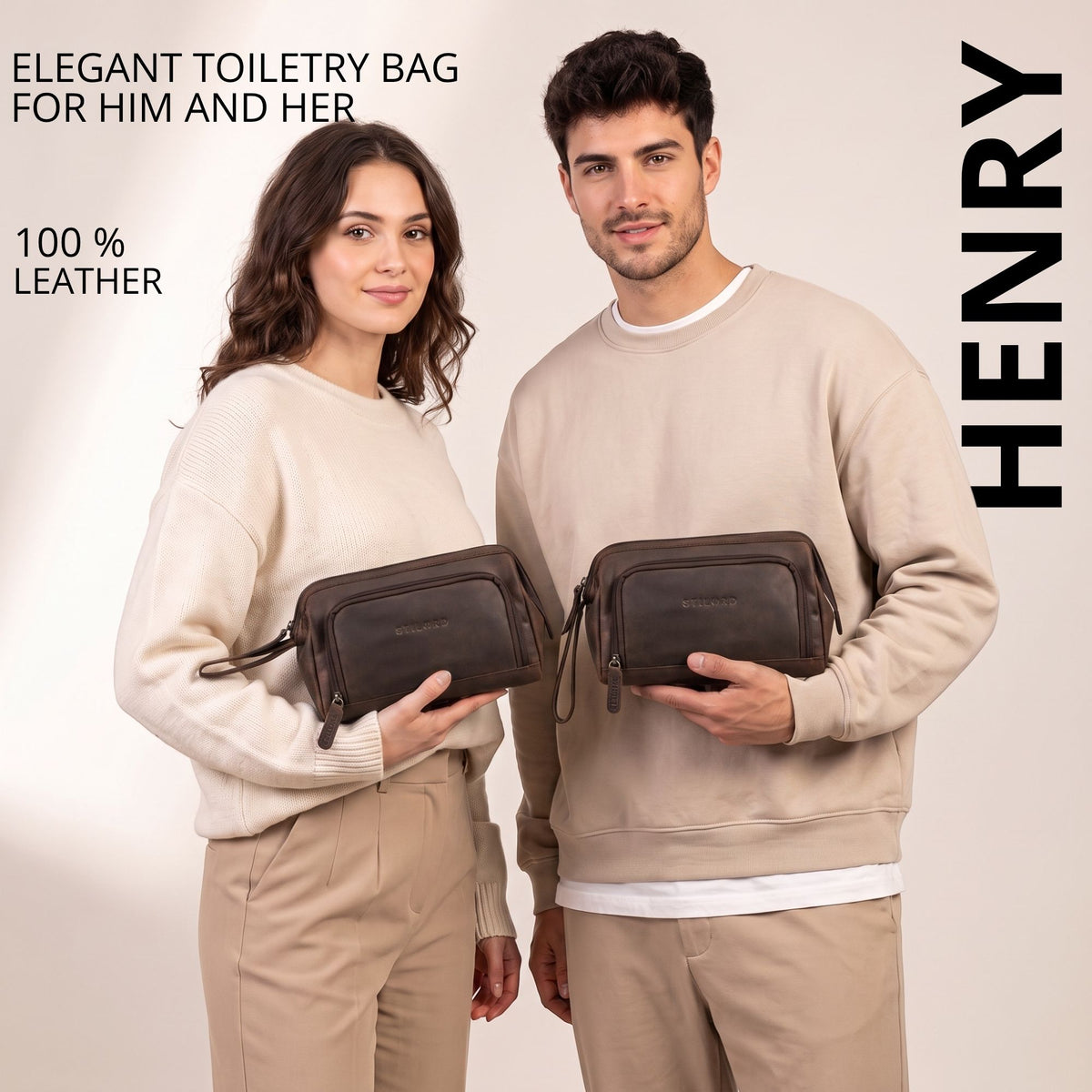 Necessaire em couro zamora castanho, vista frontal segurada por homem e mulher, gravação STILORD visível.