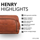 Necessaire Henry em couro marrom, close-up do bolso frontal e zíper com gravação STILORD visível